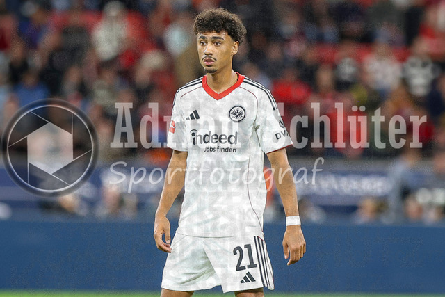 Bayer 04 Leverkusen vs Eintracht Frankfurt - Bundesliga  | Leverkusen, Deutschland, 12.09.25:   Nathaniel Brown (Eintracht Frankfurt) schaut waehrend des Spiels der Bundesliga zwischen  Bayer 04 Leverkusen vs Eintracht Frankfurt in der BayArena(Foto von Brauer-Fotoagentur / Adrian Schlueter)