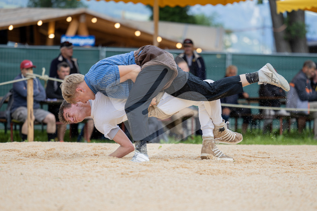 UKSF2026_1G_00011 | Die Schwinger des Schwyzer Kantonalen Schwingerverbandes: Fotos, die Dynamik und Leidenschaft festhalten, sowie emotionale Momente aus dem traditionellen Schwingsport zeigen. - Realisiert mit Pictrs.com
