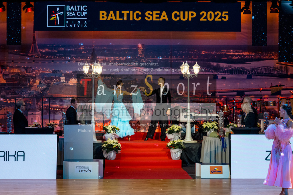 20251212_WDSF_World_Ch_Cup_RS-Std_1452-2 | Tanzsportbilder, Standardtanz, Lateintanz, WDSF, DTV, LTVB, dancecomp, goc, hessen tanzt, blaues band der spree, walzer, tango, wiener walzer, slowfox, quickstepp, samba, rumba, cha-cha-cha, paso doble. jive, hd-kroft photography, turniertanzsport