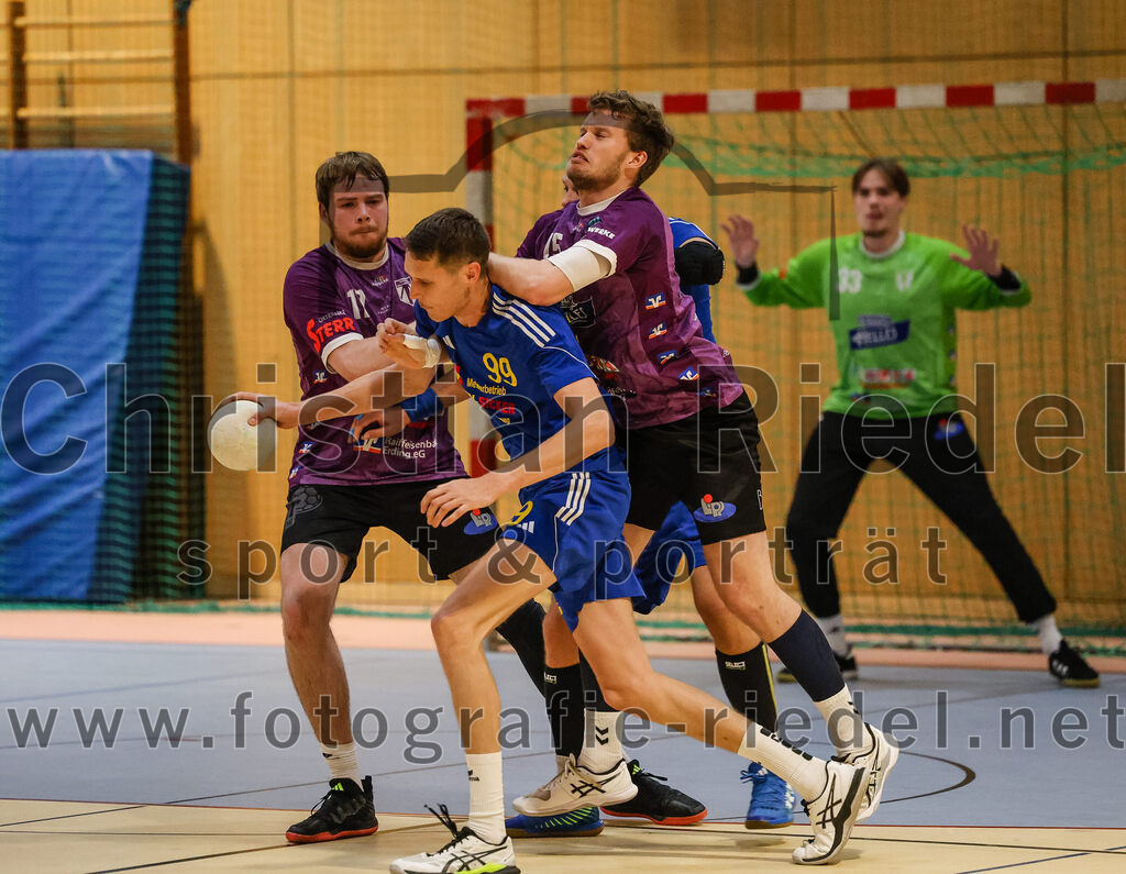 2024-10-13_065_SpVgg_Altenerding_gegen_SSG_Metten | Erding, Deutschland, 13.10.2024:Handball, Bezirksoberliga Männer 2024 / 2025, 4. Spieltag, SpVgg Altenerding gegen SSG Metten, Endergebnis: 40:22Niklas Fleps (SpVgg Altenerding, #17), Patrick Sigl (SSG Metten, #99), Ferdinand Menzel (SpVgg Altenerding, #75)Foto: Christian Riedel / fotografie-riedel.net