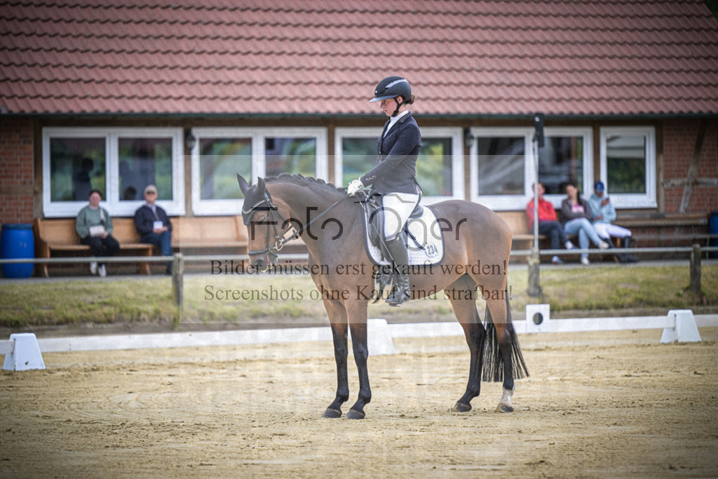 DOS_5724 | Entdecke hochwertige Reitturnierfotos von Foto Oger. Professionell, emotional und authentisch – jetzt Lieblingsmomente im Shop bestellen.Deutschlandweite Turnierfotografie. - Realisiert mit Pictrs.com