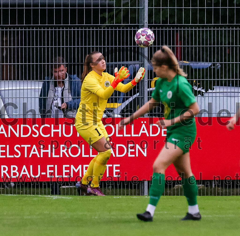 2023-10-07_008_FC_Forstern_gegen_TSV_Schwaben_Augsburg | Forstern, Deutschland, 07.10.2023:
Fußball, Frauen Bayernliga 2023 / 2024, 6. Spieltag, FC Forstern gegen TSV Schwaben Augsburg, Endergebnis: 1:6

Torfrau Lily Koch (FC Forstern, #1)

Foto: Christian Riedel / fotografie-riedel.net