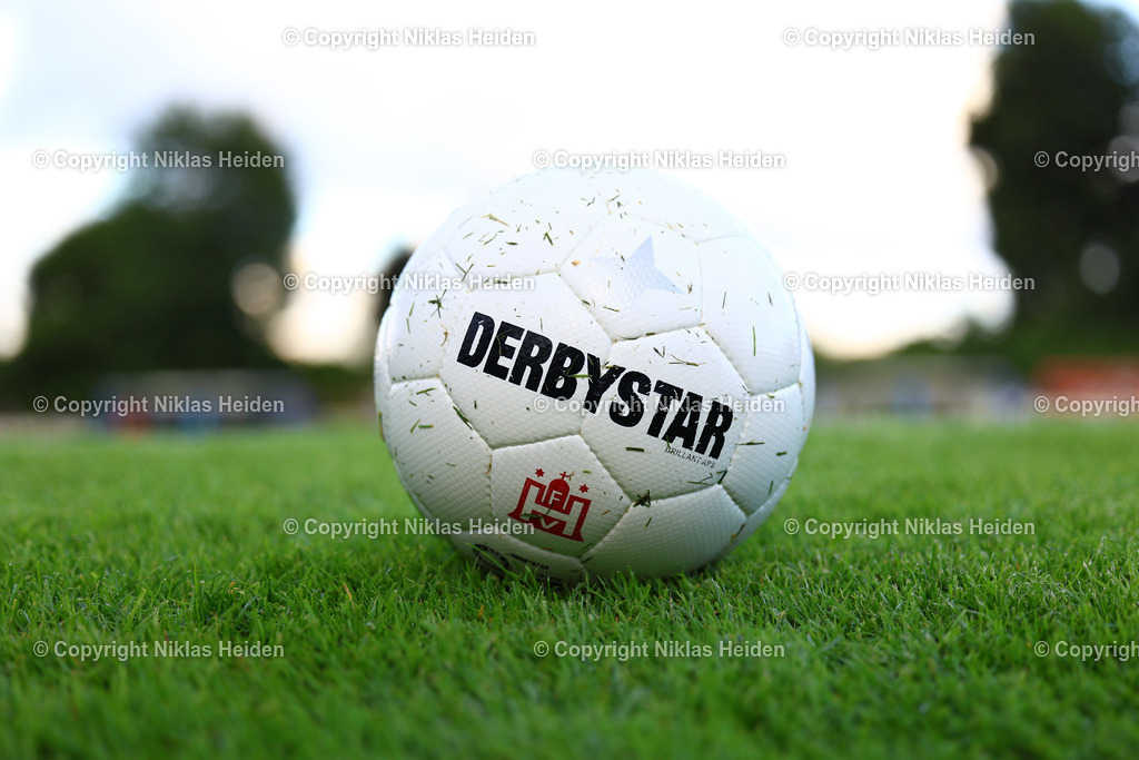 NH_TuSDassendorf_SVCurslackNeuengamme_OberligaHamburg_01082025 | Der offizielle Spielball der Gamesright Oberliga Hamburg.Fußball I Herren I Gamesright Oberliga Hamburg I Saison 2025-2026  I 2. Spieltag I TuS Dassendorf - SV Curslack-Neuengamme I 01.08.2025 I Sportplatz Wendelweg