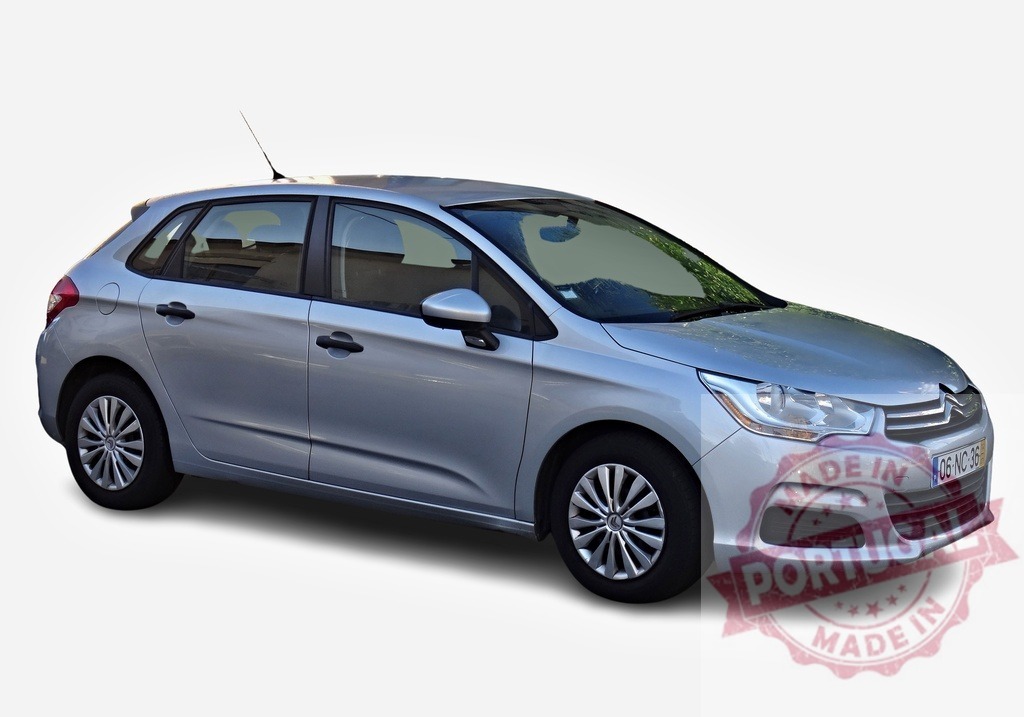 Citroën C4 Hatchback Parking on White Background | Silver Citroën C4 five-door hatchback parking on white background, showcasing modern design and practicality - Realisiert mit Pictrs.com