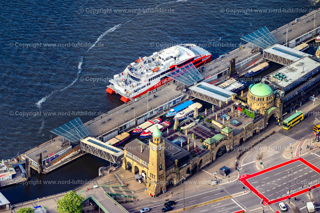 Hamburg_Halunderjet_Hamburger_Hafen_Landungsbrücken_ELS_1330240525 | HAMBURG 24.05.2025 Angelegt an den Landungsbrücken ein Fähr- Schiff " Katamaran Halunder Jet der FRS Reederei" in Hamburg im Bundesland Niedersachsen, Deutschland. // A ferry "Katamaran Halunder Jet of the FRS Reederei" docked at the Landungsbruecken in Hamburg in the federal state of Lower Saxony, Germany. Foto: Martin Elsen