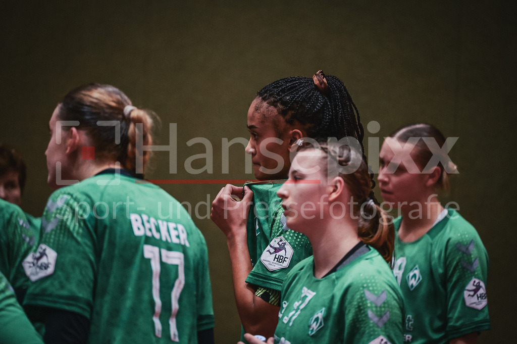 Handball, 2. Bundesliga Frauen, SV Werder Bremen - TuS Lintfort | v.li.: Naomi Conze (SV Werder Bremen, 5), Benita Zemke (SV Werder Bremen, 37) und Leni Ruwe (SV Werder Bremen, 28) pessimistisch, skeptisch, kritisch, unsicher, angespannt, unzufrieden, zweifelnd