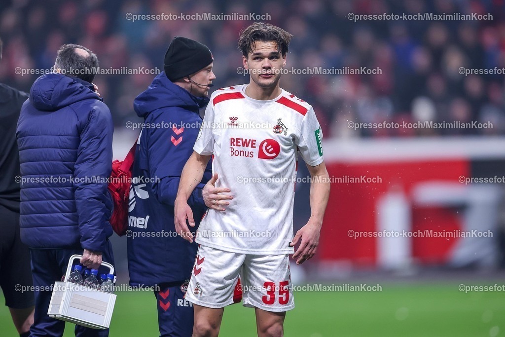 DFB05022502263 | 05.02.2025, Fußball, DFB-Pokal Viertelfinale, Bayer 04 Leverkusen - 1.FC Köln, BayArena, Saison 2024 2025: Max Finkgräfe (FC Köln #35) muss verletzt das Spielfeld verlassenDFB regulations prohibit any use of photographs as image sequences and or quasi-video.