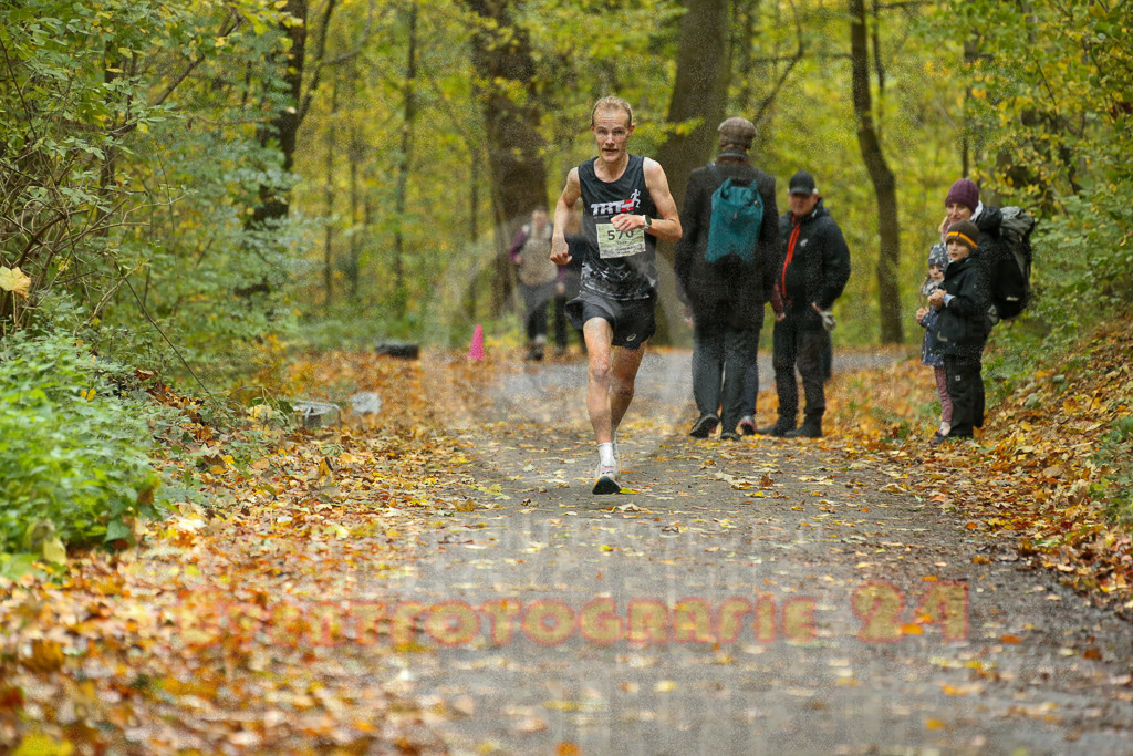 251026_1153_EX1_9760 | Sportfotografie im Rhein-Sieg Kreis, Köln, Bonn, NRW, Rheinland Pfalz, Hessen, etc. Unser Tätigkeitsfeld umfasst den Laufsport vom Volkslauf über den Marathon, Duathlon, Triathon bis zum Ultralauf wie Kölnpfad Ultra oder Schindertrail.