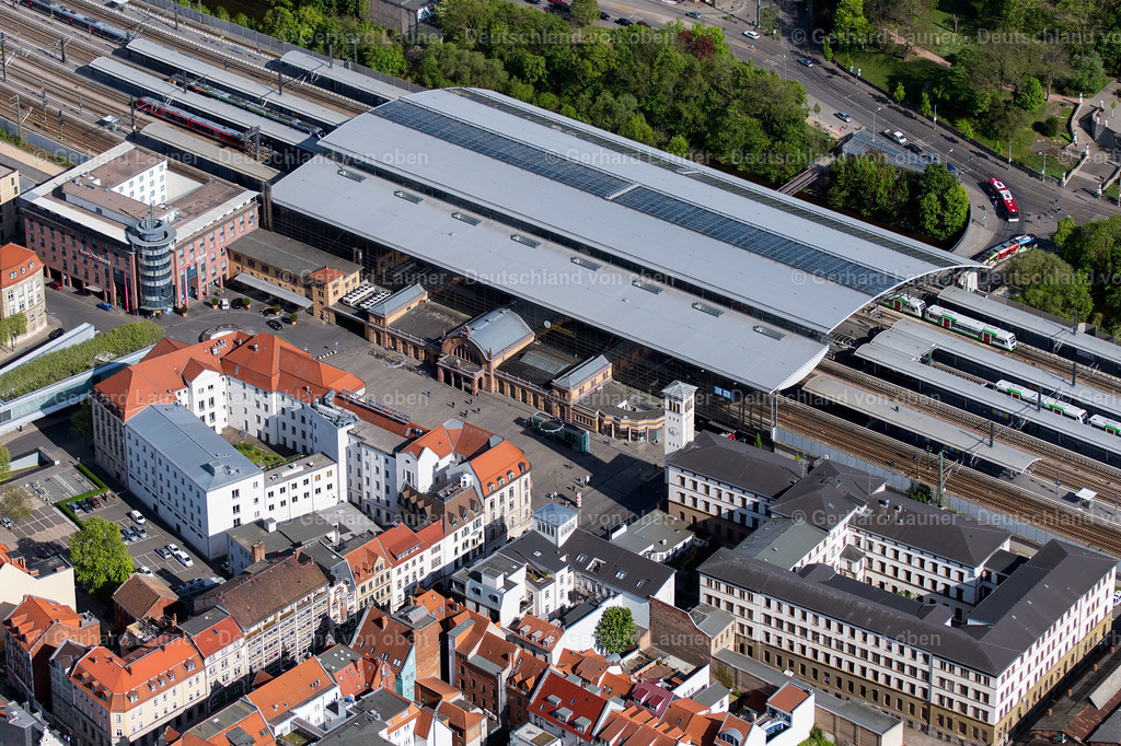 4025723 | ERFURT 06.05.2020 Gleisverlauf und Gebäude des Hauptbahnhofes der Deutschen Bahn in Erfurt im Bundesland Thüringen, Deutschland. Weiterführende Informationen bei: DB Netz AG,  DB Station&amp;Service AG,  Donges SteelTec GmbH,  HENSEL INGENIEUR GMBH,  Ingenieurbüro Plaschnick. // Track progress and building of the main station of the railway in Erfurt in the state Thuringia, Germany. Further information at: DB Netz AG,  DB Station&amp;Service AG,  Donges SteelTec GmbH,  HENSEL INGENIEUR GMBH,  Ingenieurbuero Plaschnick. Foto: Gerhard Launer