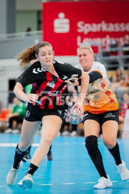 20250831schulz160 | 31.08.2025 Handball: 2. Bundesliga Frauen Bayer Leverkusen - VfL Waiblingen, Ostermann Arena. Zweikampf (L-R) Denise Mol (Bayer Leverkusen,No.19) und Samira Brand (VfL Waiblingen,No.13) - Realisiert mit Pictrs.com