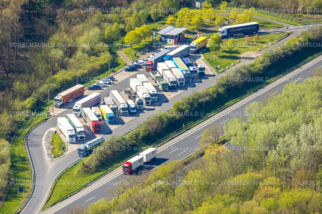 Boenen260401043 | Luftbild, Autobahn A2 mit Parkplatz Kolberg, LKW Stellplatz, Nordbögge, Bönen, Ruhrgebiet, Nordrhein-Westfalen, Deutschland