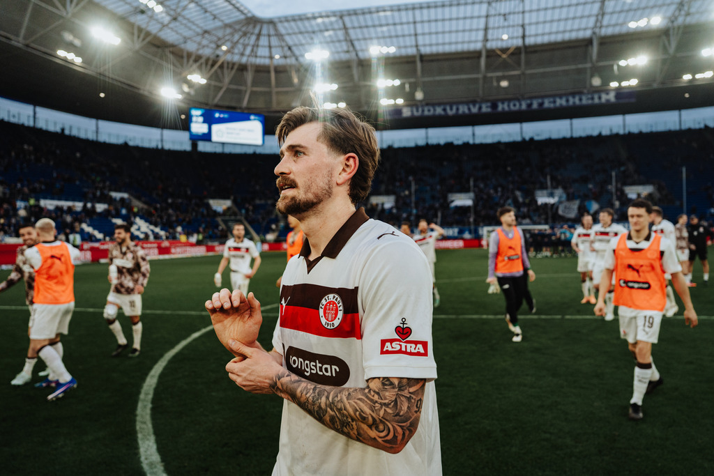 FCS00398 | Der offizielle Shop für FC St. Pauli Fotos. Wähle aus Spielszenen & Fanmomenten dein FCSP Wunschformat. Wir liefern Millerntor-Atmosphäre.