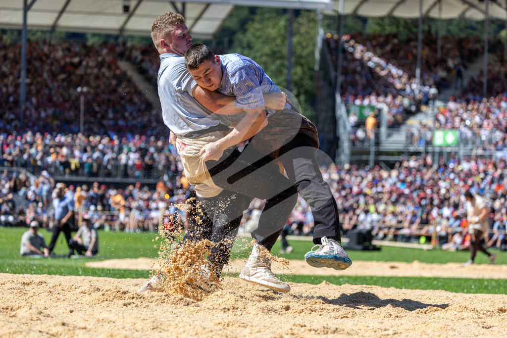 ESAF2025_07Gang_6887 | Die Schwinger des Schwyzer Kantonalen Schwingerverbandes: Fotos, die Dynamik und Leidenschaft festhalten, sowie emotionale Momente aus dem traditionellen Schwingsport zeigen. - Realisiert mit Pictrs.com