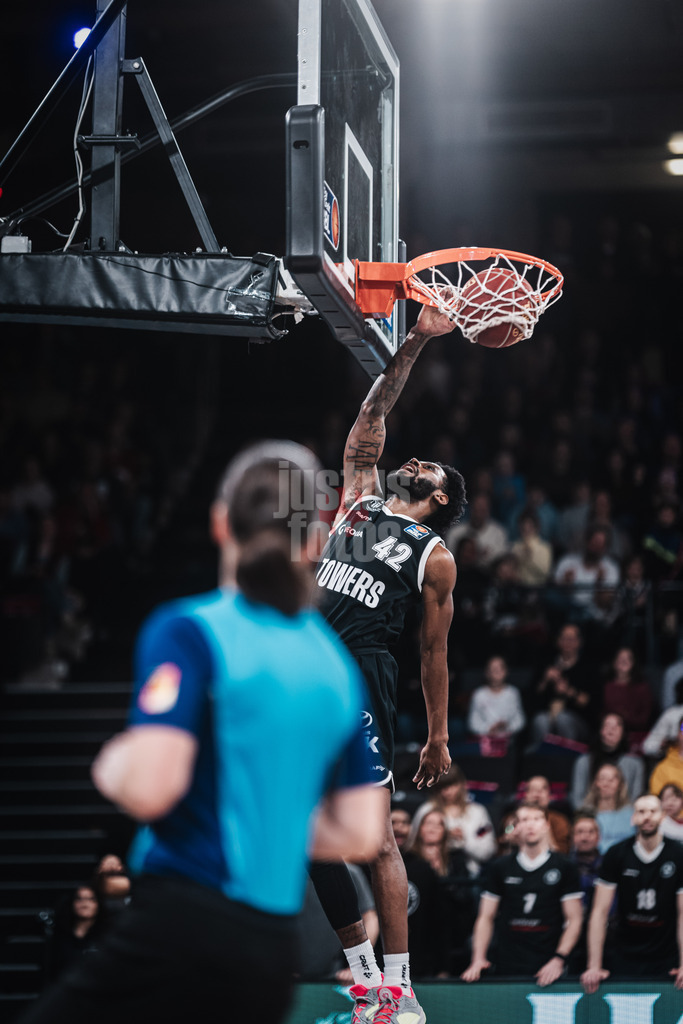Basketball | Männer | Saison 2023/2024 | easyCredit Basketball Bundesliga | Veolia Towers Hamburg vs. EWE Baskets Oldenburg | 20.01.2024 | Aljami Durham (#42, Veolia Towers Hamburg) beim Dunk