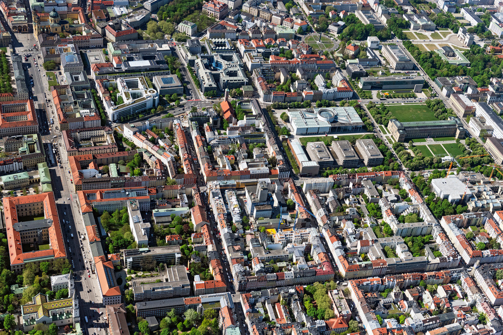 dr__0062832.jpg | MüNCHEN 29.04.2025 Stadtansicht des Innenstadtbereiches am Museumsviertel an der Barer Straße, Gabelsbergerstraße in München im Bundesland Bayern, Deutschland. // City view on down town at the Museum Quarter on street Barer Strasse, Gabelsbergerstrasse in the district Maxvorstadt in Munich in the state Bavaria, Germany. Foto: Daniel Reiter