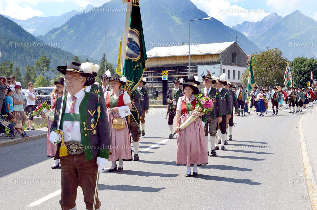 IMPRESSION-news-2022-Juli24-Bezirksschuetzenfest-Elbigenalp-D51-DSC_1129 | Info aus dem Bezirk Reutte/Ausserfern Tirol sowie eine umfangreiche Bilddatenbank über die gesamte Region: Lechtal, Talkessel Reutte, Tannheimertal, Zwischentoren. Lech, Plansee, Zugspitze, Grenztunnel, B179, Fernpassstraße, Verkehr, Lawinen, Tradition, - Realisiert mit Pictrs.com