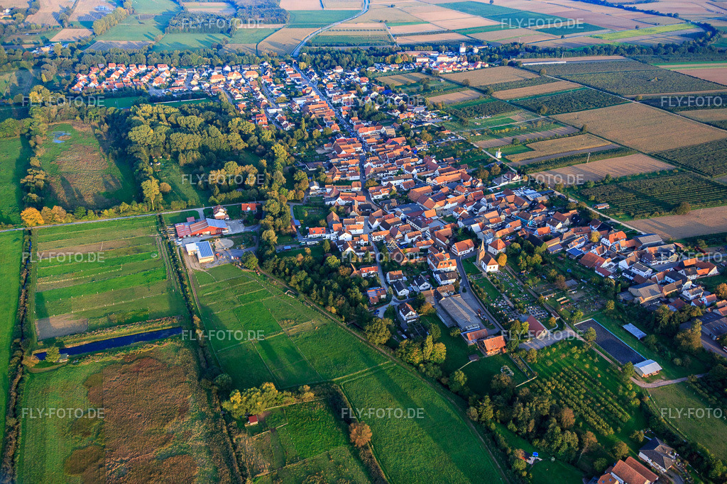 Dorfansicht von Nordwesten | Luftbild: Dorfansicht von Nordwesten in Billigheim-Ingenheim im Bundesland Rheinland-Pfalz in Deutschland. Foto: IMG_073995.jpg vom 03.10.2014 durch Werner Riehm/FLY-FOTO.de - Realisiert mit Pictrs.com