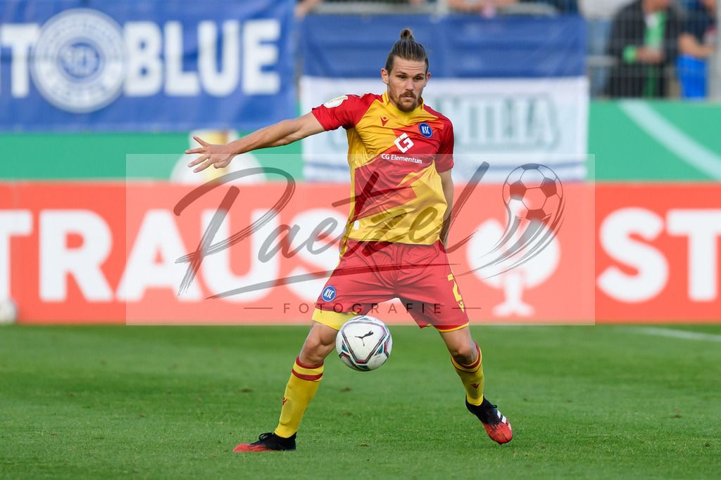 LOTKSC20210809_050 | Fussball, Herren: Sebastian Jung (Karlsruher SC) in Aktion, am Ball, Einzelaktion beim Spiel der 1. Runde im DFB-Pokal zwischen SF Lotte und Karlsruher SC im Stadion am Lotter Kreuz am 09.08.2021 in Lotte, Deutschland.DFB / DFL REGULATIONS PROHIBIT ANY USE OF PHOTOGRAPHS AS IMAGE SEQUENCES AND/OR QUASI-VIDEO. - Realisiert mit Pictrs.com