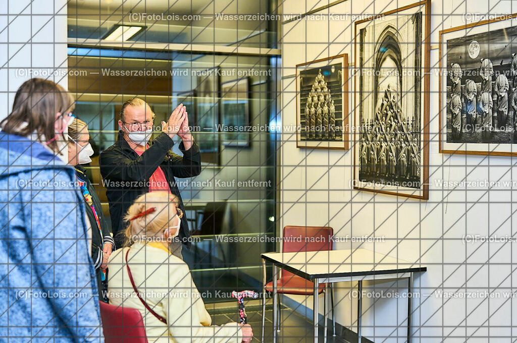 ALP2147_Buchvorstellung-Systemerhalter_Fellner Leo | (C)2023 FotoLois.com, Alois Spandl, Buchpräsentation 'Systemerhalter' von Leo Fellner, die Vernissage im Landesklinikum Melk musste kurzfristigst wegen zu großer Gefahr einer Corona-Infektion abgesagt werden, weshalb nur wenige Beuscher zur Präsentation erschienen sind (statt der angemeldeten 150 Personen), die Ausstellung im Landesklinikum kann noch bis Weihnachten einzeln oder in Kleingruppen besucht werden, Do 9. Nobember 2023.