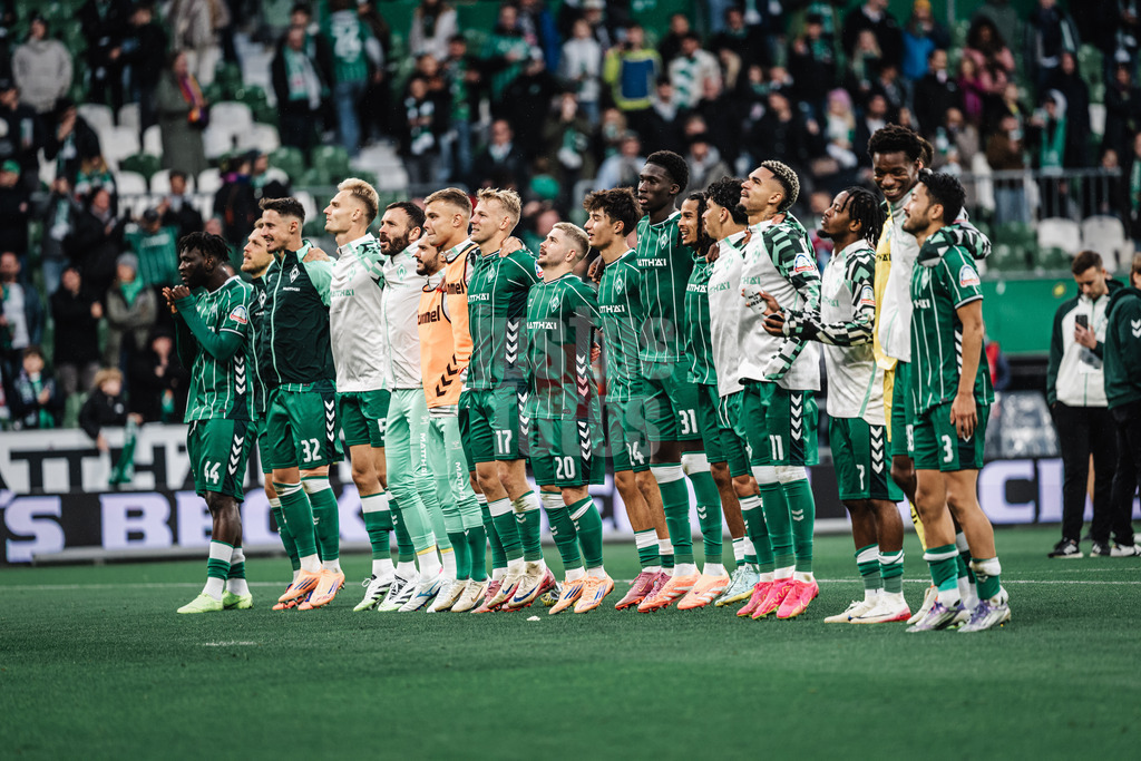 Fußball | Männer | Saison 2025/2026 | 1. Fußball-Bundesliga | 6. Spieltag | SV Werder Bremen vs. FC St. Pauli | 04.10.2025 | Das Team von Werder Bremen feiert mit den Fans den Sieg