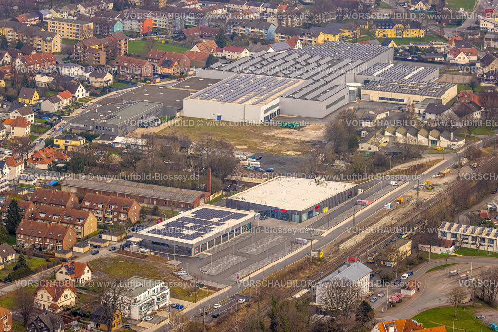 Werl240308298 | Luftbild, Bahnhof Werl Hbf, Bahnhofsgebäude mit Bahnhofsvorplatz Bahnhofstraße, Gewerbegebiet mit Aldi Supermarkt und Rewe Supermarkt, hinten Baugebiet Olakenweg und Werk Paul Neuhaus Leuchten GmbH, Werl, Nordrhein-Westfalen, Deutschland