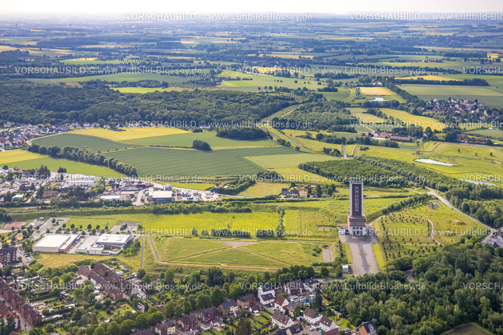 Boenen220601996 | Luftbild, Förderturm Bönen und Gelände der ehemaligen Zeche Königsborn Schachtanlage 3/4, Goethe Schule Bönen, Sporthalle und Hallenbad, Altenbögge, Bönen, Ruhrgebiet, Nordrhein-Westfalen, Deutschland