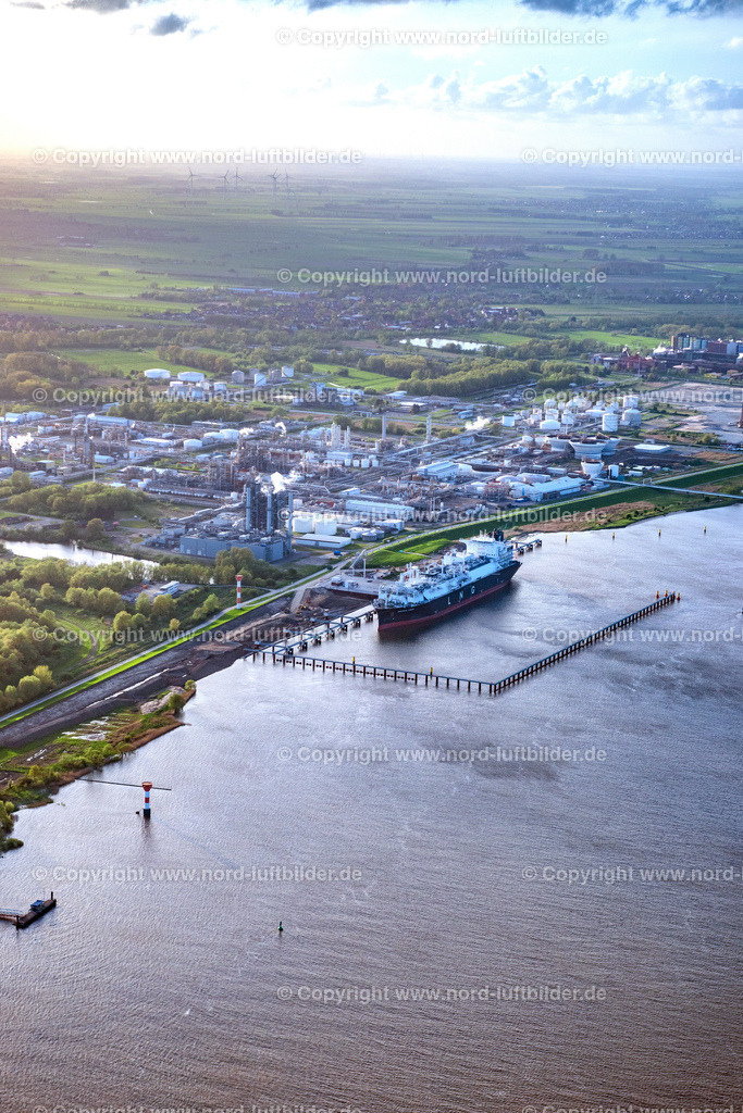 Stade_LNG_Terminal_LNG_Schiff_Energos_Force_ELS_1434140424 | STADE 29.04.2024 Wasserbrücke mit Leitungssystemen des LNG Erdgas und Flüssiggas- Terminal und Entladekai mit anlegenden Spezialschiff "Energos Force" (früher "Transgas Force") am Ufer des Flußverlaufes der Elbe im Ortsteil Bützfleth in Stade im Bundesland Niedersachsen, Deutschland. Weiterführende Informationen bei: Dow Deutschland Anlagengesellschaft mbH,  TRINSEO. // Water bridge with pipeline systems of the LNG natural gas and liquid gas terminal and unloading quay with the special ship "Energos Force" (formerly "Transgas Force") docking on the banks of the Elbe in the district of Buetzfleth in Stade in the state Lower Saxony, Germany. Further information at: Dow Deutschland Anlagengesellschaft mbH,  TRINSEO. Foto: Martin Elsen