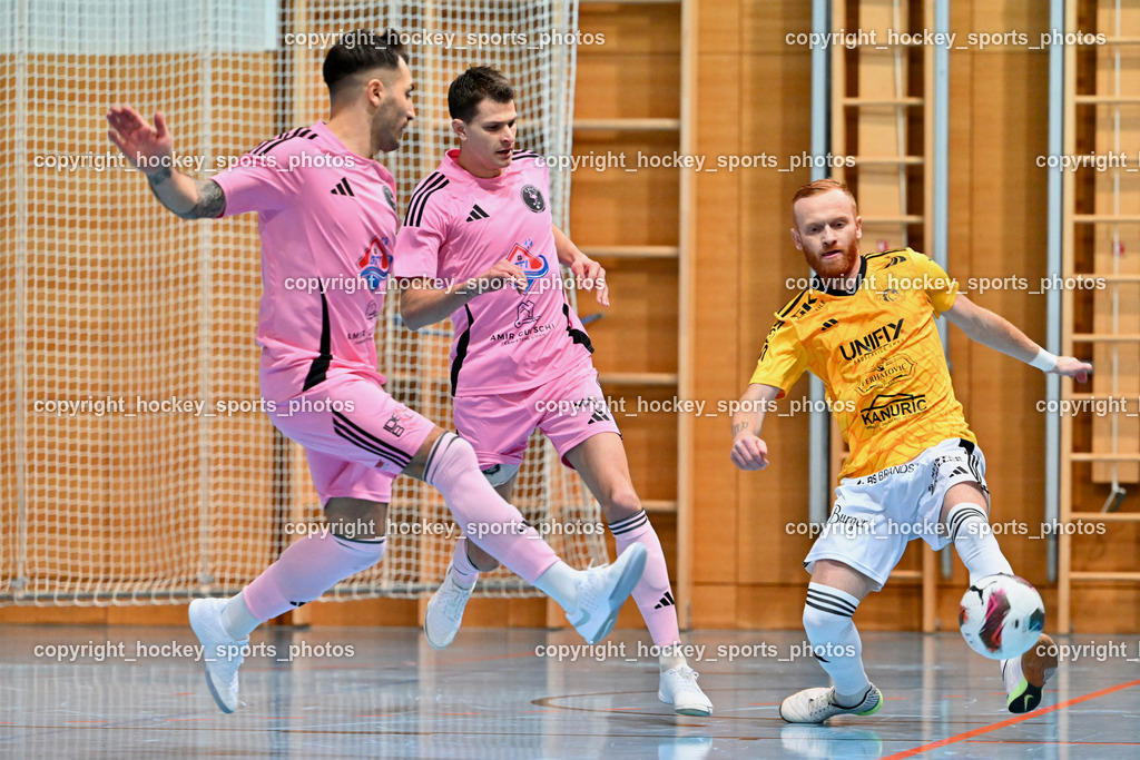 Carinthia Flamengo Futsal Club vs. FC Ljuti Krajisnici | #70 Yosifov Svetlozar Angelov Carinthia Flamengo, #8 Ervin Jogis Carinthia Flamengo, #27 Adnan Hodzic FC Ljuti Krajisnici, Carinthia Flamengo Futsal Club vs. FC Ljuti Krajisnici, Carinthia Flamengo Futsal Club vs. FC Ljuti Krajisnici am 05.01.2025 in Klagenfurt (Ballspielhalle Viktring), Austria, (Photo by Bernd Stefan)