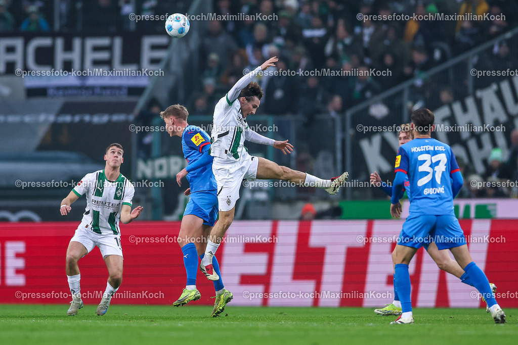 BMG14122401033 | 14.12.2024, Fußball, Borussia Mönchengladbach - Holstein Kiel, 1. Fußball Bundesliga, Borussia-Park, Saison 2024 2025: Rocco Reitz (Mönchengl. #27) im Zweikampf gegen Phil Harres (Kiel #19)DFB regulations prohibit any use of photographs as image sequences and or quasi-video.