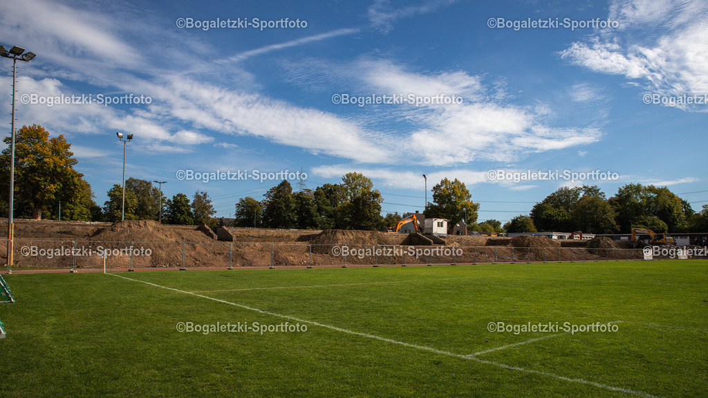 Gelsenkirchen, Germany - September 27, 2026: Abriss des Südstadion am Haidekamp | Gelsenkirchen, Germany - September 27, 2026: Blick auf die abgerissenen Stehtribünen des Südstadion am Haidekamp - Realisiert mit Pictrs.com