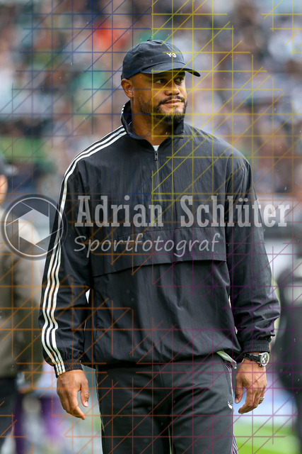 Borussia Mönchengladbach vs FC Bayern München - Bundesliga  | Mönchengladbach, Deutschland, 25.10.25:   Trainer Vincent Kompany (FC Bayern München) schaut waehrend des Spiels der Bundesliga zwischen Borussia Mönchengladbach vs FC Bayern München im Stadion im Borussia Park(Foto von Brauer-Fotoagentur / Adrian Schlueter)