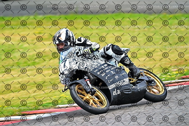 25bt02-0305 | markuskiefer.com - Realisiert mit Pictrs.com