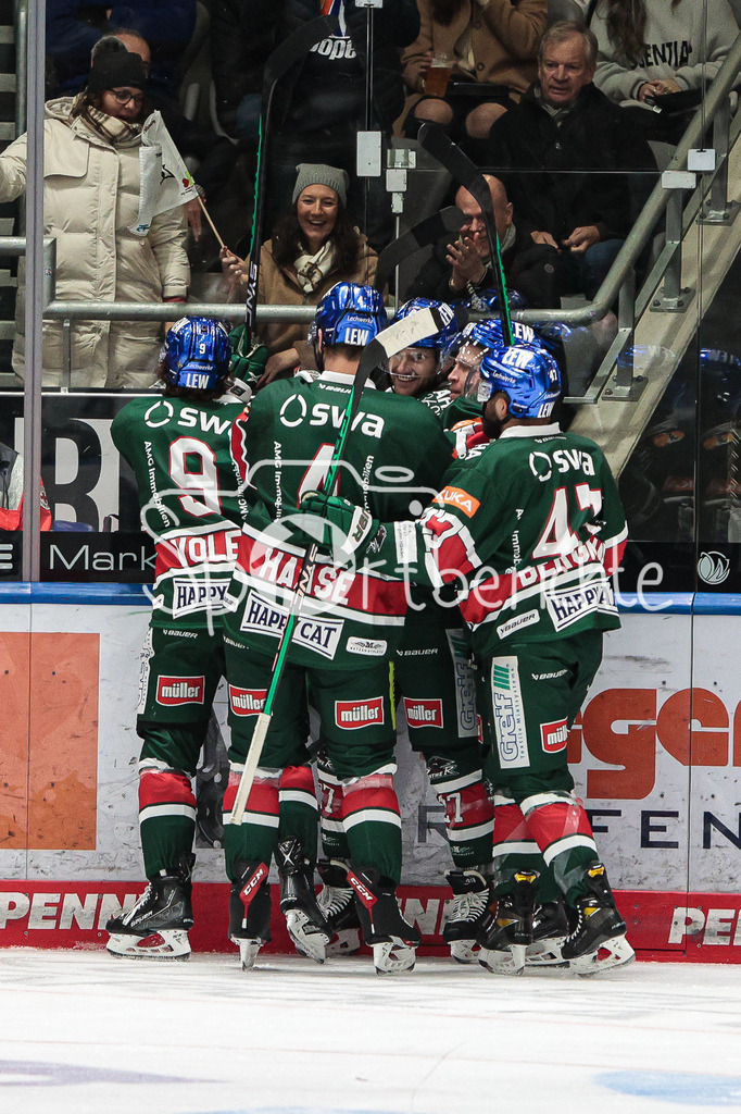 Augsburger Panther - Nuernberg ICE Tigers | Wieder jubeln die Augsburger - diesmal nach dem Treffer zum 3-1 duch Justin VOLEK (AEV #9)