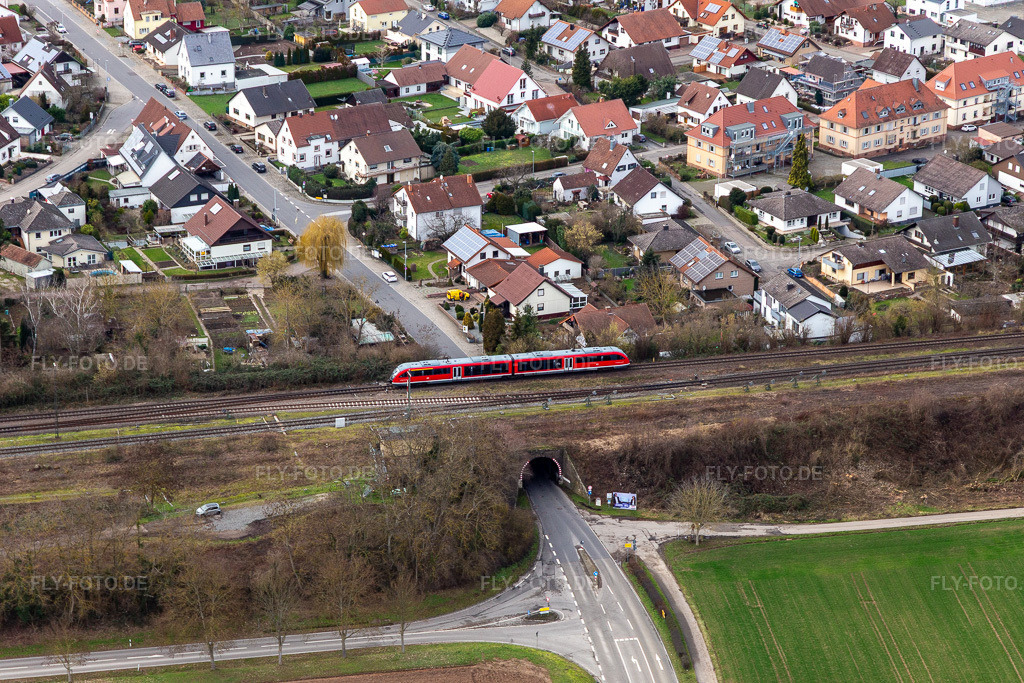 Luftbild: Bahnunterführung am Ortseingang in Winden im Bundesland Rheinland-Pfalz in Deutschland. Foto: IMG_124313.jpg vom 04.02.2021 durch Werner Riehm/FLY-FOTO.de