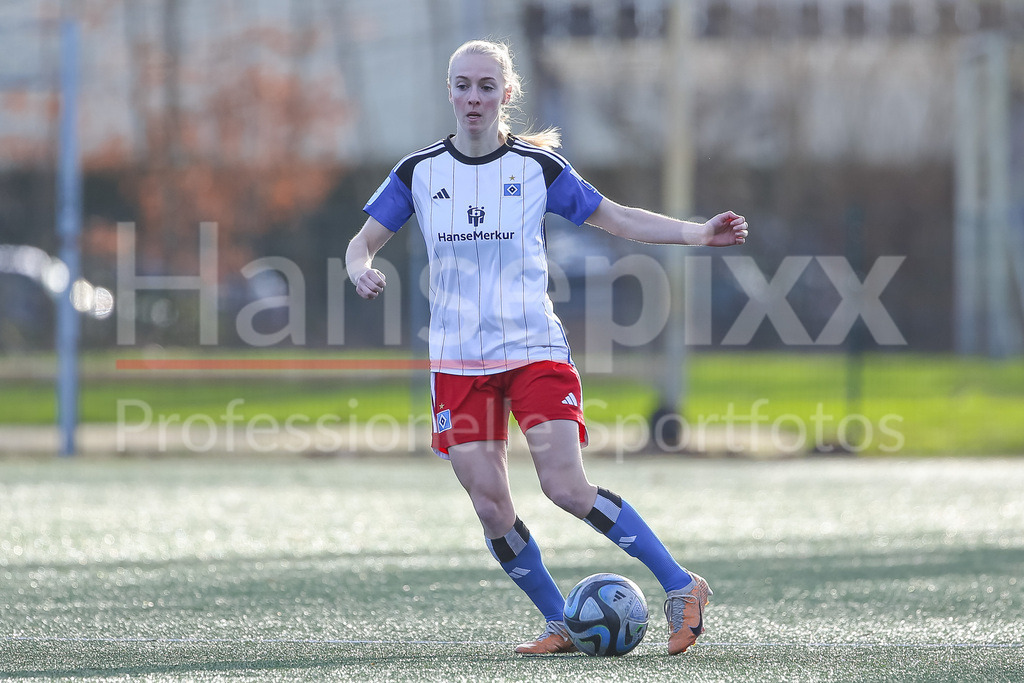 Fussball, Testspiel Frauen, Hamburger SV - Kolding IF | v.li.: Sophie Profe (Hamburger SV, 14) am Ball, Freisteller, Einzelbild, Ganzkörper, Aktion, Action, Spielszene