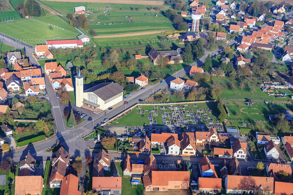 Aerial view: Eglise catholique St. Gall de Rittershoffen in Rittershoffen in the state Bas-Rhin, France. – Photo: IMG_075618.jpg taken on 11/01/2014 by Werner Riehm/FLY-FOTO.com – Resolution of the original: 4585 x 3057 px