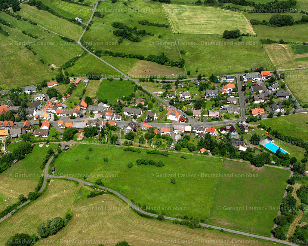 2614572 | KESTRICH 09.06.2006 Landwirtschaftliche Nutzflächen und Feldgrenzen  umsäumen das Siedlungsgebiet des Dorfes in Kestrich im Bundesland Hessen, Deutschland // Agricultural land and field boundaries surround the settlement area of the village  in Kestrich in the state Hesse, Germany Foto: Gerhard Launer