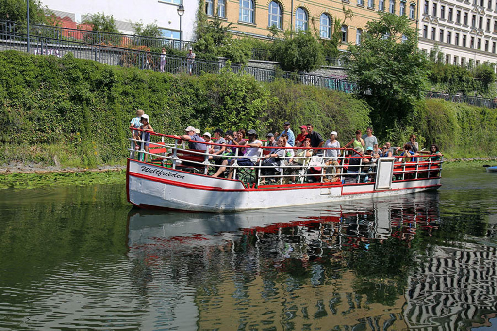 Karl-Heine-Kanal - MS Weltfrieden | Entdecke über 20 Kategorien Leipzig-Motive: Foto-Downloads, hochwertige Poster, Leinwand- & Fine-Art-Prints. Jetzt Lieblingsfoto im Bildlexikon Leipzig Shop bestellen!
