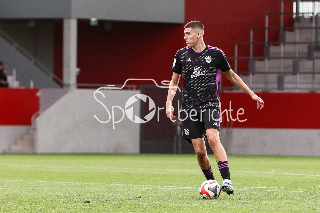 FC Bayern Muenchen U19 - 1. FC Kaiserslautern U19 | Ljubo PULJIC (FCB #5) am Ball / Freisteller / Einzelfoto