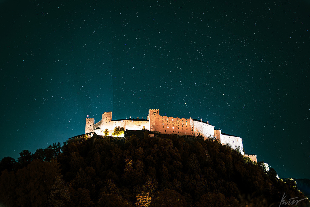 Salzburg Night | In meinem Onlineshop biete ich nur sehr kritisch ausgewählte Fotografien an. Diese sind von meinen Reisen oder Kurztrips. Ich habe sie ausgewählt, da diese meiner Meinung Nach wunderbare Wandbilder darstellen.  - Realisiert mit Pictrs.com