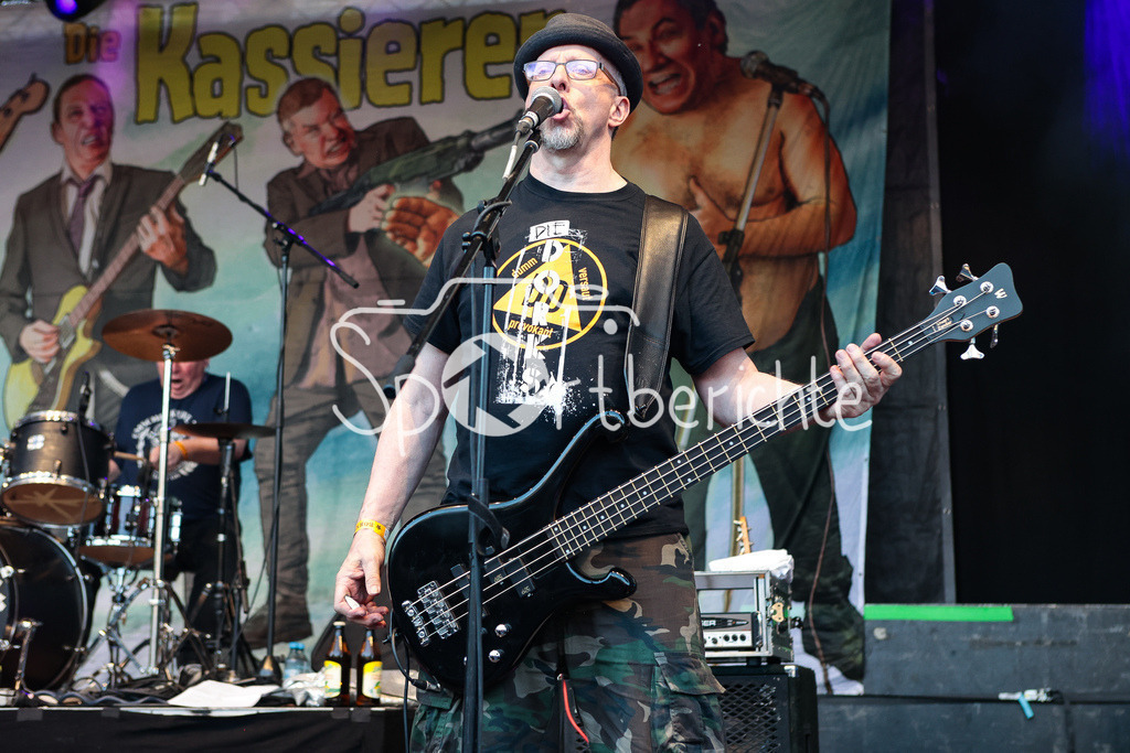 Sommer am Kiez | Mitch MAESTRO von der Band "Die Kassierer" beim Auftritt auf dem Augsburger Festival "Sommer am Kiez" an seinem Bass / Livemusik / Konzert / Musik / Laut / Punk / Punkmusik / Basser