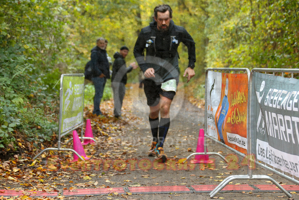 251026_1347_EX1_3966 | Sportfotografie im Rhein-Sieg Kreis, Köln, Bonn, NRW, Rheinland Pfalz, Hessen, etc. Unser Tätigkeitsfeld umfasst den Laufsport vom Volkslauf über den Marathon, Duathlon, Triathon bis zum Ultralauf wie Kölnpfad Ultra oder Schindertrail.