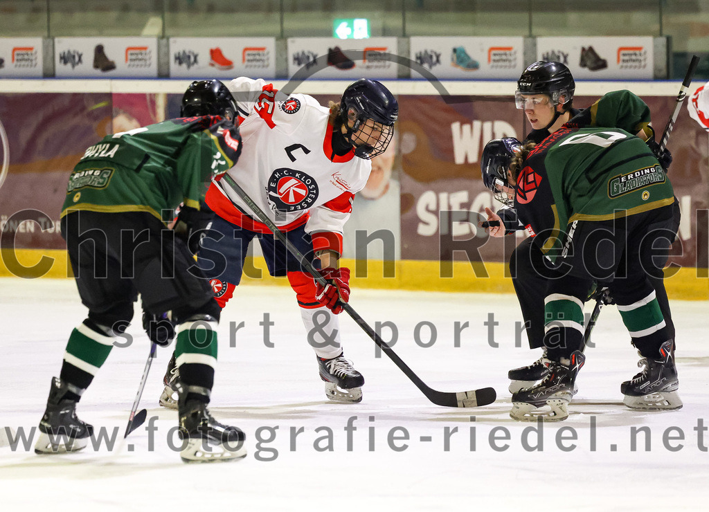 2022-12-04_095_TSV_Erding_gegen_EHC_Klostersee | Erding, Deutschland, 04.12.2022:
Eishockey, Bayernliga U17 2022 / 2023, 11. Spieltag, TSV Erding gegen EHC Klostersee, Endergebnis: 3:5

Lukas Eberl (EHC Klostersee, #15)

Foto: Christian Riedel / fotografie-riedel.net