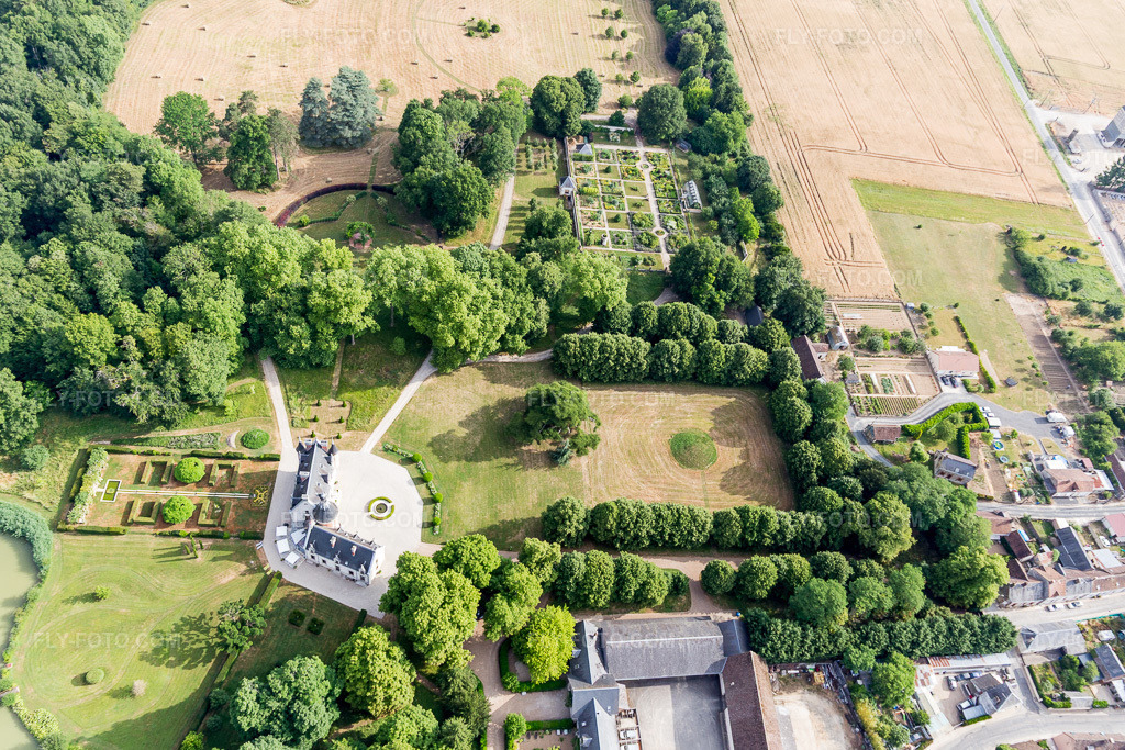 Aerial view: View of the town in Saint-Cyr-du-Gault in the state Loir et Cher, France. – Photo: IMG_101183.jpg taken on 06/24/2017 by Werner Riehm/FLY-FOTO.com – Resolution of the original: 4921 x 3281 px