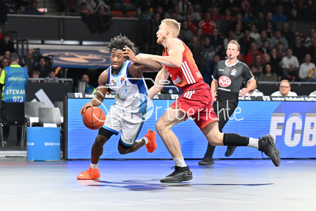 FC Bayern München - Skyliners Frankfurt | MUNICH, GERMANY - 17. FEBRUARY: im Duell Isaiah SWOPE (Skyliners Frankfurt 1) und Niels GIFFEY (FC Bayern Basketball 5) während dem Spiel zwischen dem FC Bayern München und den Skyliners Frankfurt am 21. Spieltag der easyCredit BBL im BMW Park