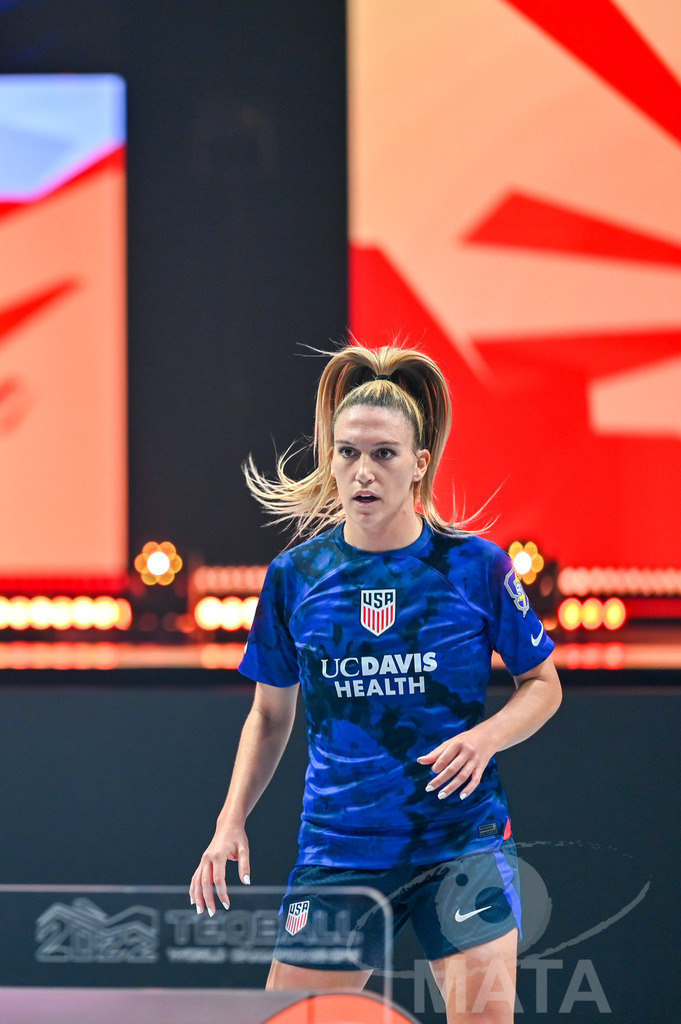 _DWI6028 | Carolyn Greco (USA) beim Frauen- Single Ungarn vs. USA bei der Teqball Weltmeisterschaft 2022 in der Kia Metropole Arena. Nürnberg, 27.11.2022 - Realisiert mit Pictrs.com