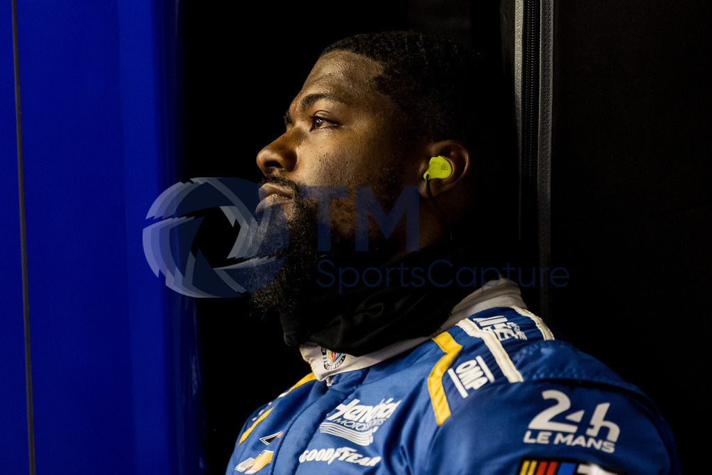 0D2A0551 | LE MANS,FRANCE,08.Jun.23 - MOTORSPORTS - WEC, FIA World Endurance Championships, 24 Hours of Le Mans, Circuit de la Sarthe, free practice 4. Image shows a mechanic. Photo: Trainproduction / Matthias Trinkl