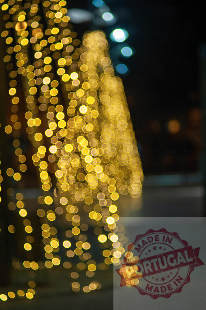 Golden bokeh lights blurring on dark background | Golden bokeh lights creating an abstract, blurred background on a dark night - Realized with Pictrs.com
