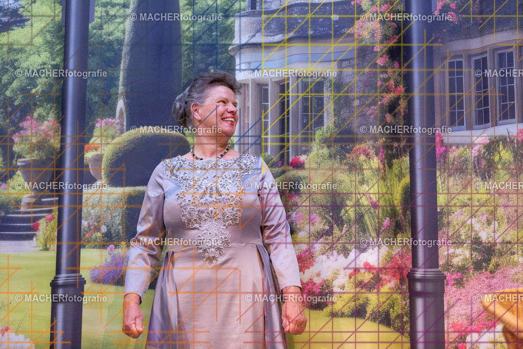 404_MFL-2025 | Portraitbilder von Regisseur; Darsteller; Techniker; Maske; Kostüme; Chor; Musiker; Bilderserie der Generalprobe und der Premierenvorstellung, Szenenbilder; Ausdrucksstudien; Bühnenüberblick; Bühnenkulissen; Pressefotos inkl. Redaktionsfoto Darstellergruppe.