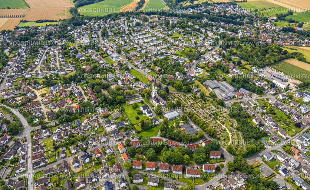 Wickede240711536 | Luftbild, Ortsansicht Wickede West, kath. Pfarrkirche Sankt Antonius v. Padua und kath. Friedhof Wickede Gräberfeld, kath. Kindergarten Kita St. Josef, Wohngebiet Lindenweg Häuser mit roten Dächern und grünen Bäumen, Wohngebiet zwischen Kapellenstraße und Kirchstraße mit Kommunalfriedhof, Wickede, Soester Börde, Nordrhein-Westfalen, Deutschland